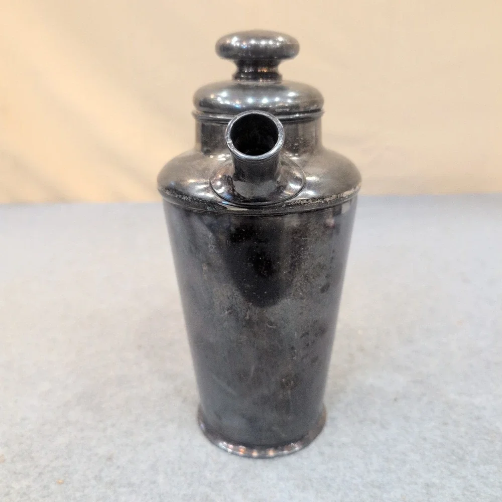 Antique Meriden S. P. Co. Silver Plate Cocktail Shaker 311 Patented 1927 Handle - Picture 2 of 8